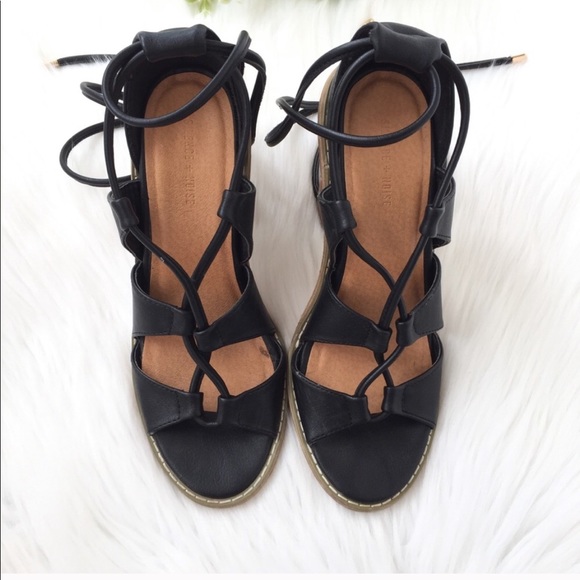 URBAN Outfitters, Black Tan Lace Up Heel - Picture 5 of 8